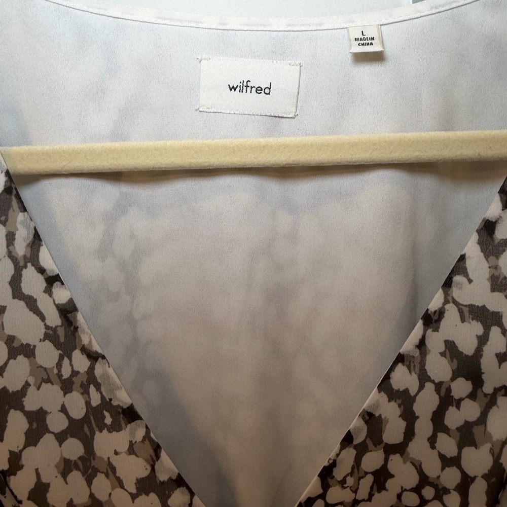 Wilfred Aritzia Black & White Printed Smocked V-Neck Women's Crop Top - Picture 3 of 7